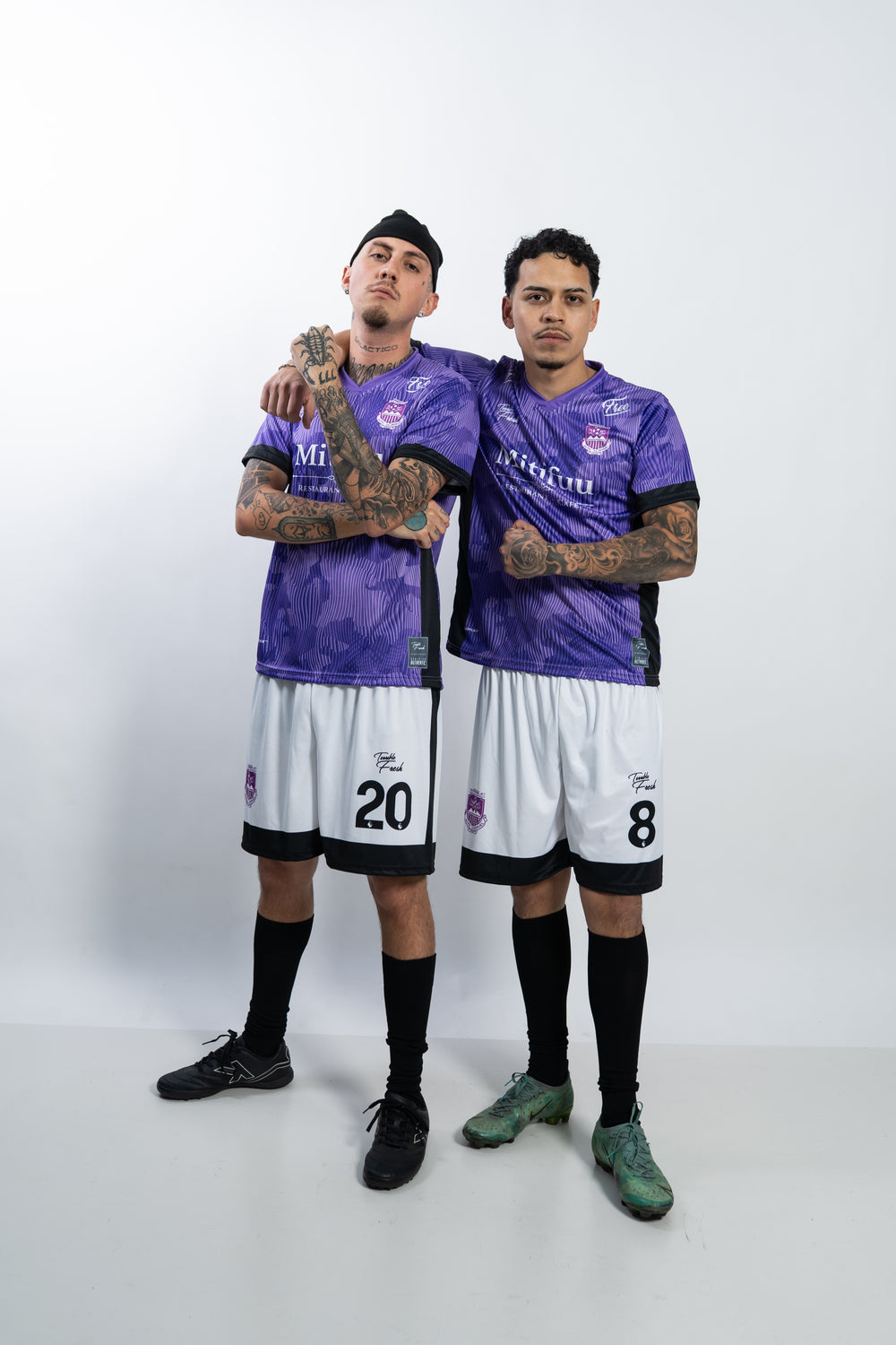 Detalle de escudo y patrocinadores sobre uniforme de club